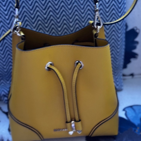 πMICHEAL KORS Vibrant Yellow Bucket Bagπ₯°πππππ - Picture 7 of 12